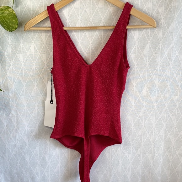 Leith Sleeveless Ruched V-Neck Bodysuit - Picture 9 of 10